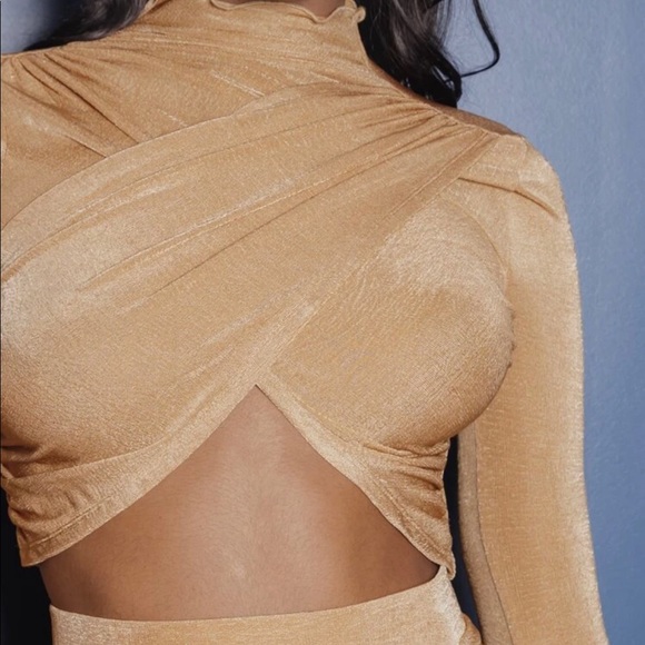 Mock Neck Crisscross Front Crop Top - Picture 4 of 5